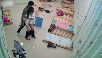 【门事件】 廊坊金湾幼师被前男友找上门争吵打砸过后被男友按在木板床上强J!