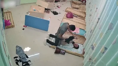 【门事件】 廊坊金湾幼师被前男友找上门争吵打砸过后被男友按在木板床上强J!