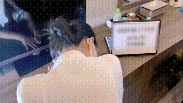 我想大多数男生都想过和空姐来一次吧！来吧，后入空姐，必须让她穿上制服再干她，让空姐像狗一样跪下