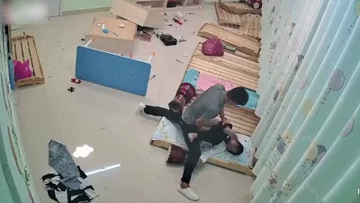 【门事件】 廊坊金湾幼师被前男友找上门争吵打砸过后被男友按在木板床上强J!