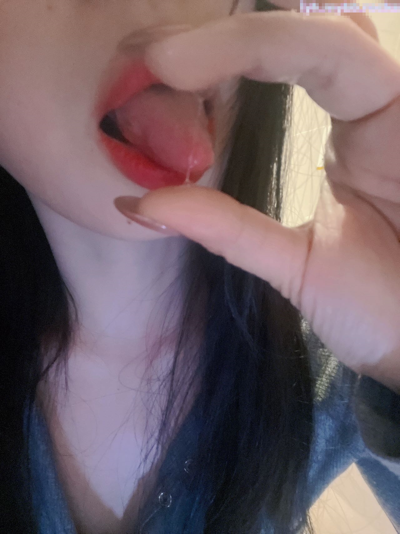 身材非常棒的小姐姐不知道为了什么 竟然被老黑拴上狗链子 摆着小母狗的姿势 被大黑屌操上天