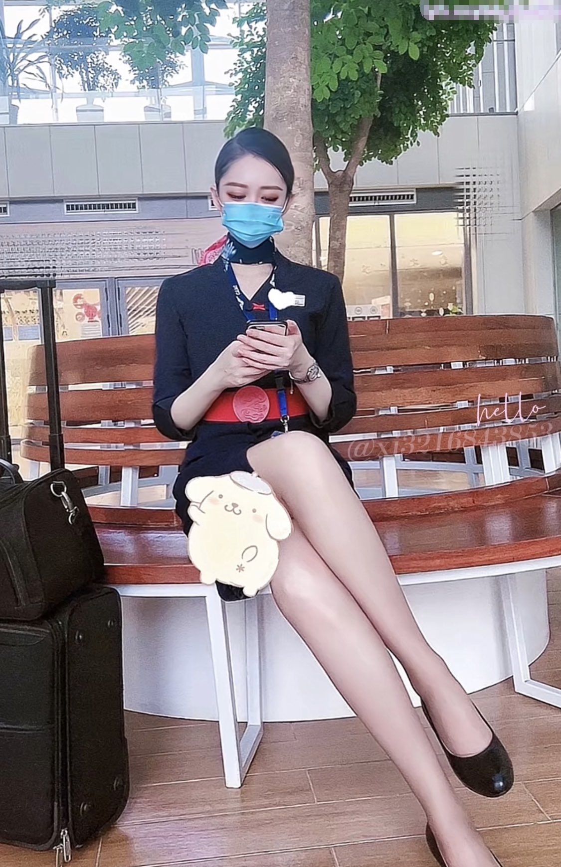 我想大多数男生都想过和空姐来一次吧！来吧，后入空姐，必须让她穿上制服再干她，让空姐像狗一样跪下