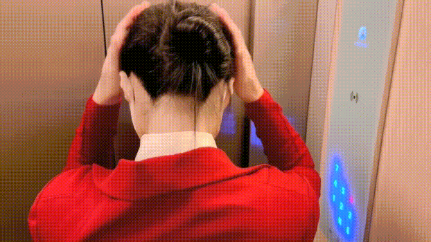 我想大多数男生都想过和空姐来一次吧！来吧，后入空姐，必须让她穿上制服再干她，让空姐像狗一样跪下