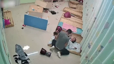 【门事件】 廊坊金湾幼师被前男友找上门争吵打砸过后被男友按在木板床上强J!