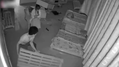 【门事件】 廊坊金湾幼师被前男友找上门争吵打砸过后被男友按在木板床上强J!