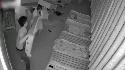 【门事件】 廊坊金湾幼师被前男友找上门争吵打砸过后被男友按在木板床上强J!