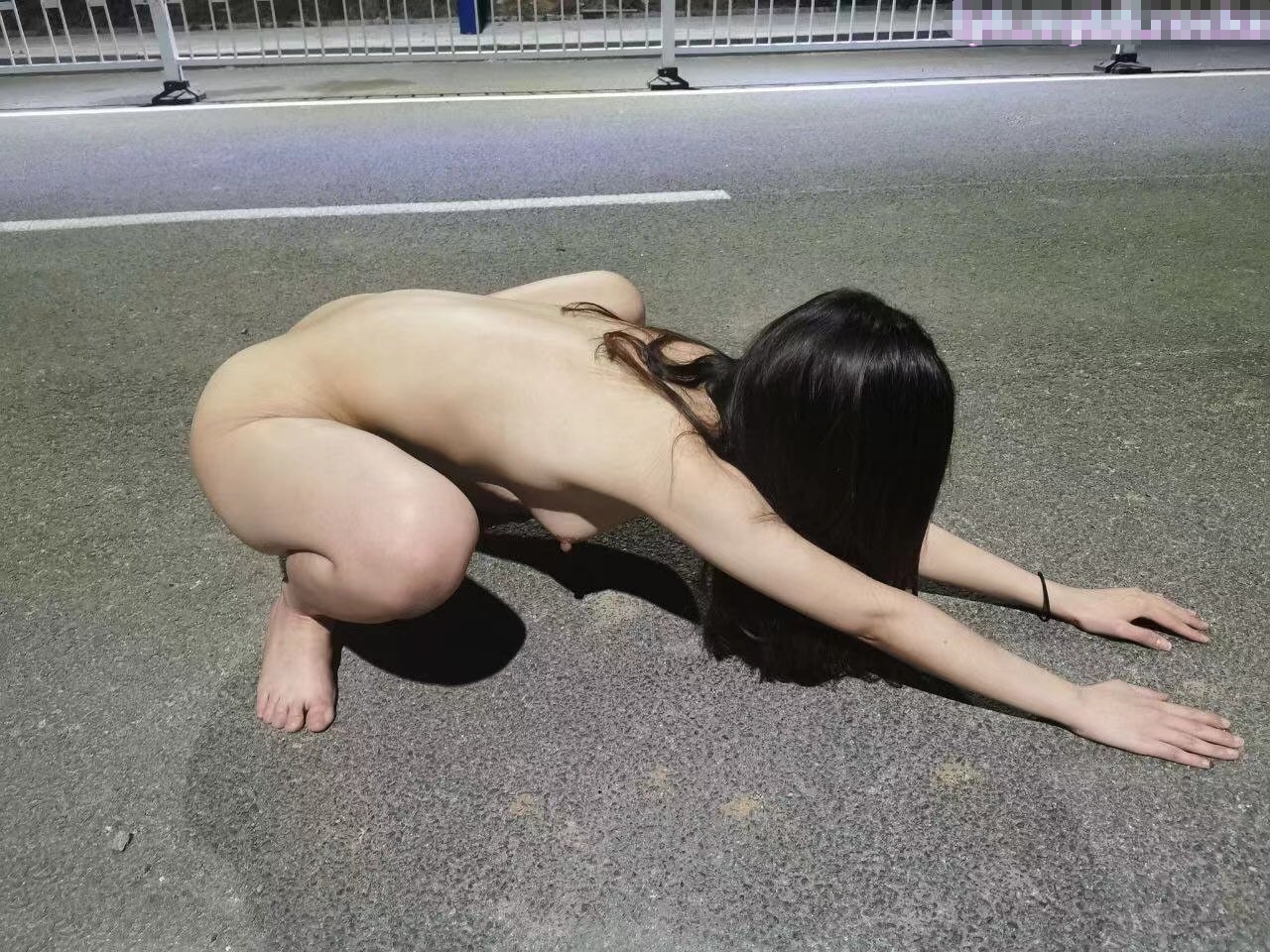 胆子大一点 给炎热的夏天带来一丝清凉 野战 射嘴里 内射 和大奶美女来到郊外回归自然不错的选择