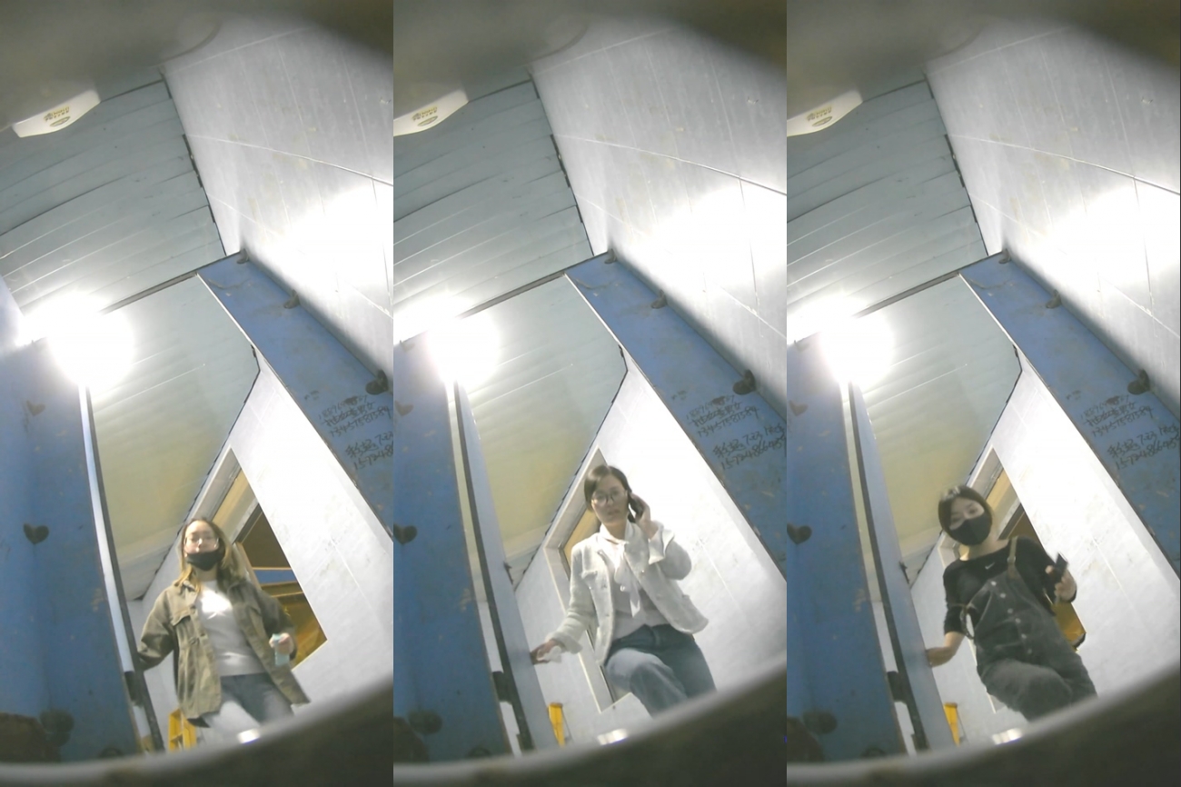 价值千元某厂职工女厕所全景正点位置偷拍各种美女小姐姐方便~看脸看双洞超多诱人大屁股~穿着开裆黑丝