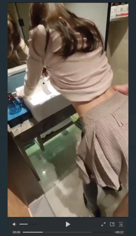 很清纯颜值很高的大学校花，金主爸爸喜欢操眼睛妹，就戴上眼镜被爸爸掐住脖子狠狠的操