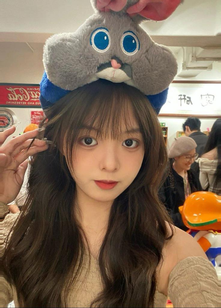 很清纯颜值很高的大学校花，金主爸爸喜欢操眼睛妹，就戴上眼镜被爸爸掐住脖子狠狠的操