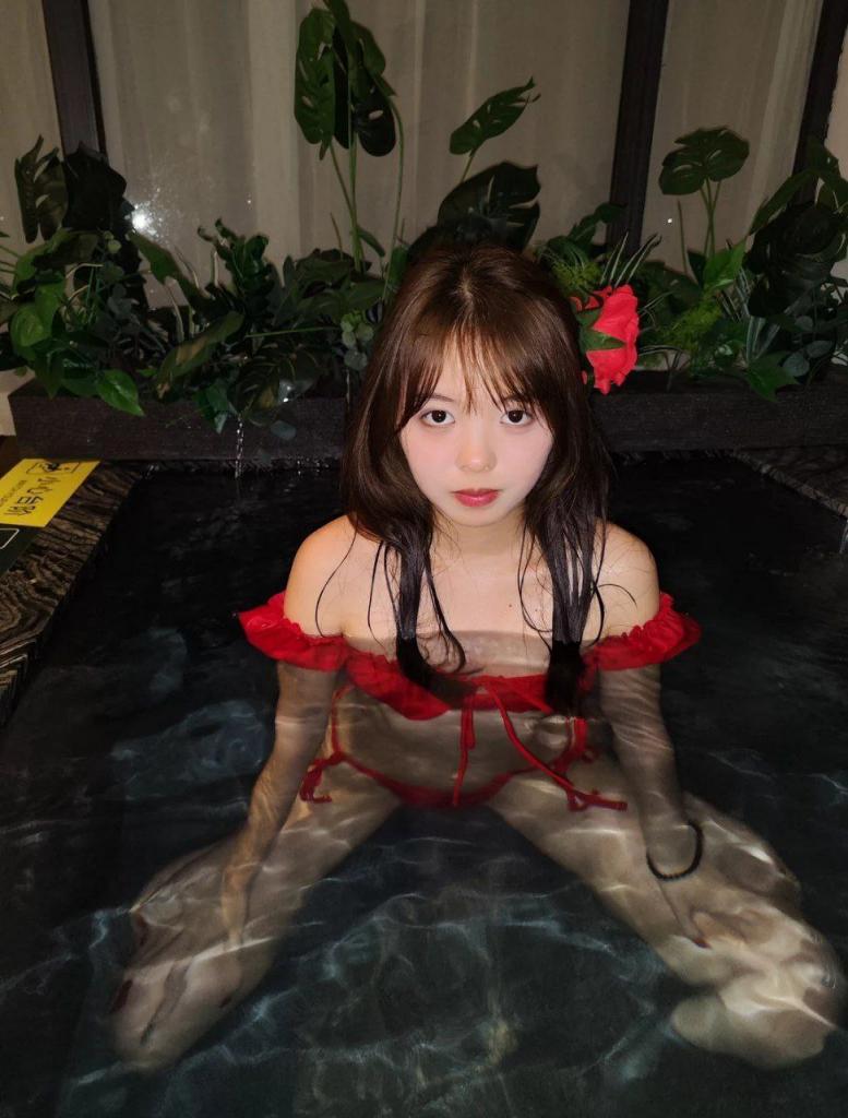 很清纯颜值很高的大学校花，金主爸爸喜欢操眼睛妹，就戴上眼镜被爸爸掐住脖子狠狠的操