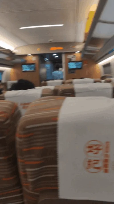 小情侣胆子太大了吧 这可是在高铁上呀 男的还问女友鸡巴好不好吃！