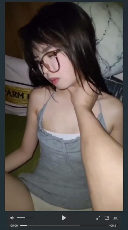 很清纯颜值很高的大学校花，金主爸爸喜欢操眼睛妹，就戴上眼镜被爸爸掐住脖子狠狠的操