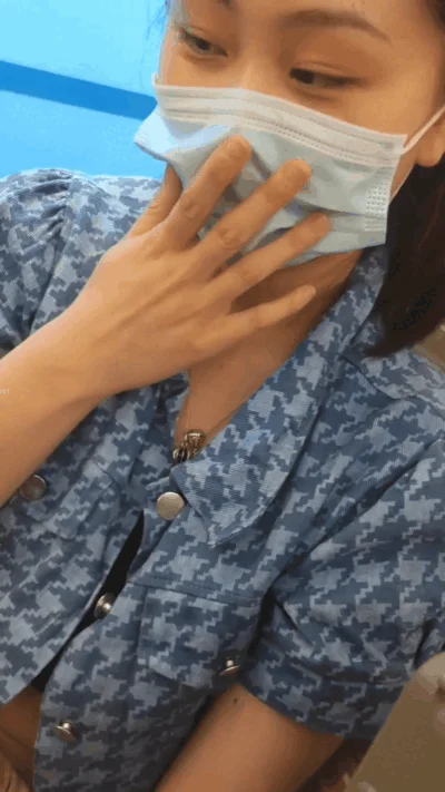 小情侣胆子太大了吧 这可是在高铁上呀 男的还问女友鸡巴好不好吃！