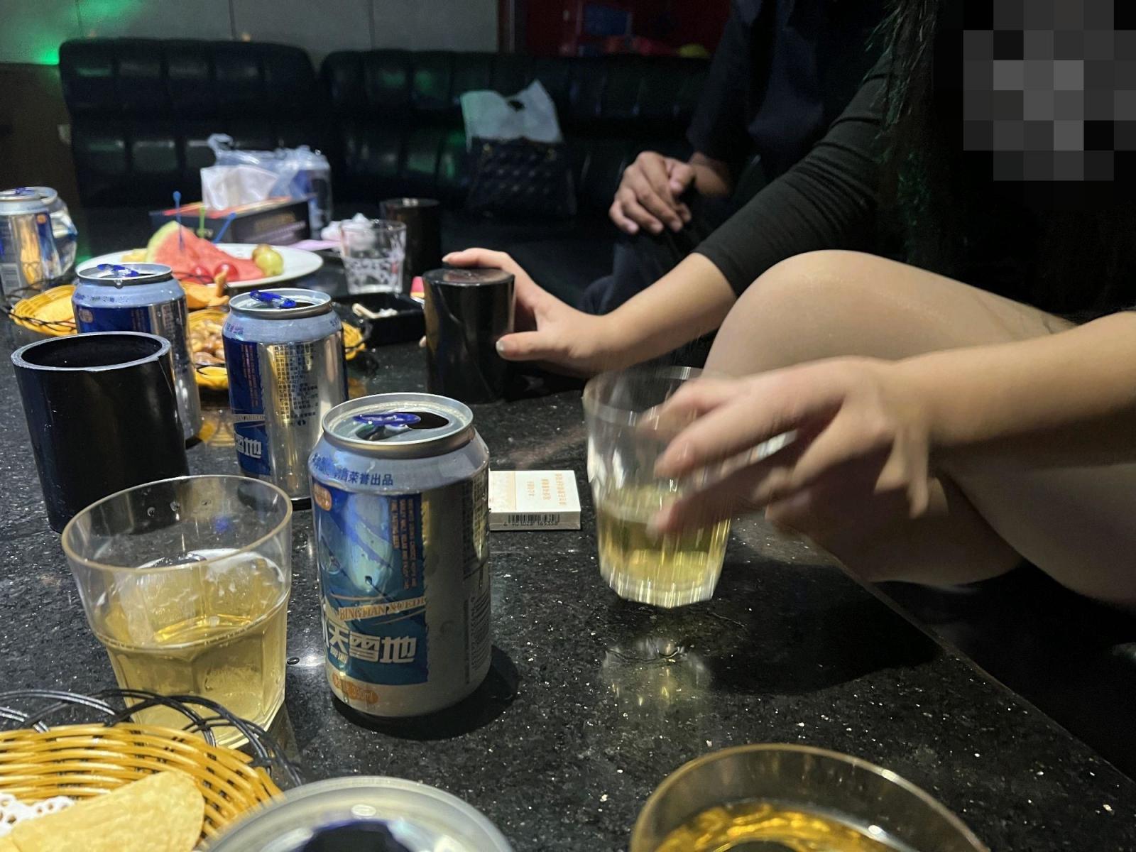 姐弟乱伦！KTV包间强暴醉酒亲姐姐 哭的撕心裂肺 高潮喷的满沙发都是水，附生活照超刺激