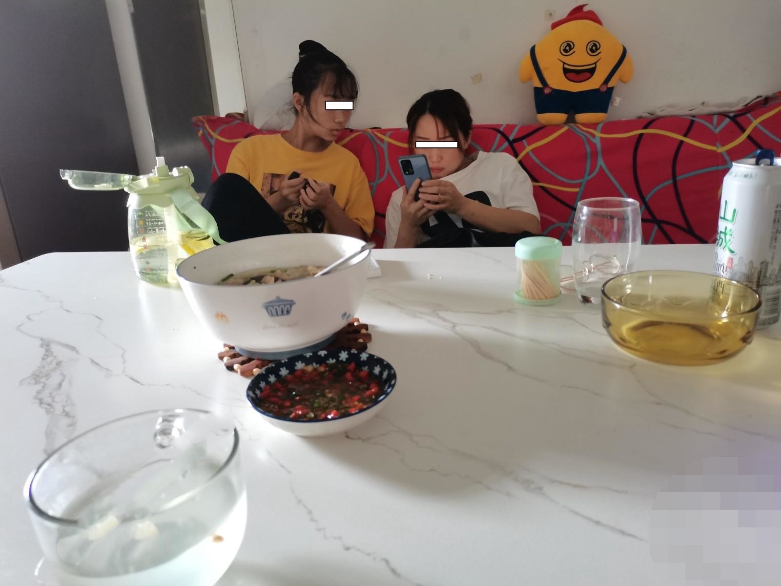 父女乱L 搞19岁女儿叫人3P老婆 大神的老婆有露脸 颜值挺高的