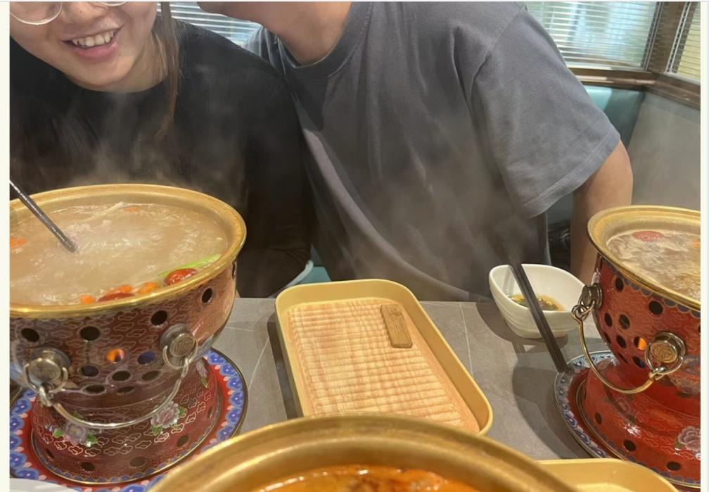 坐标广东佛山【良家夫妻约单男】外表斯文戴着眼镜的嫂子在床上好骚好淫荡