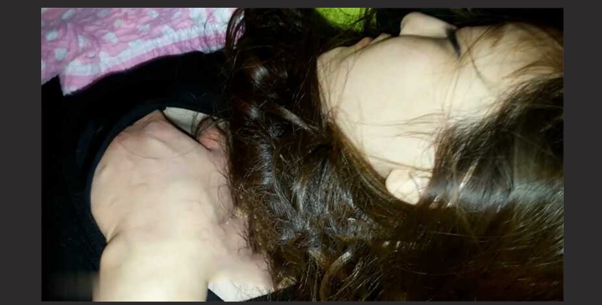 禽兽啊~公司团建送喝醉的美女同事回家 偷偷玩了人家的大奶子和肥美的鲍鱼,居然没敢操!