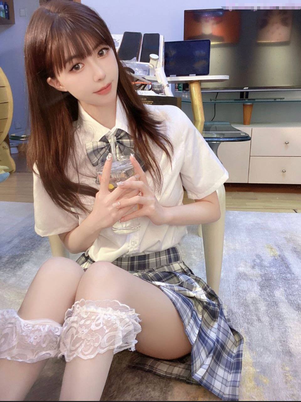 舞蹈系女神学生制服爆草颜射 一字马插入 想做一个安分守己的女人 又想体验疯狂的快感