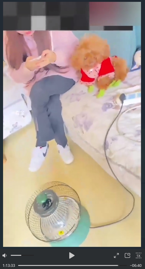 【史上最强母子乱伦】趁老爸在客厅吃饭在房间门口摸妈妈奶子 求你了 快关门 看到了就死定了