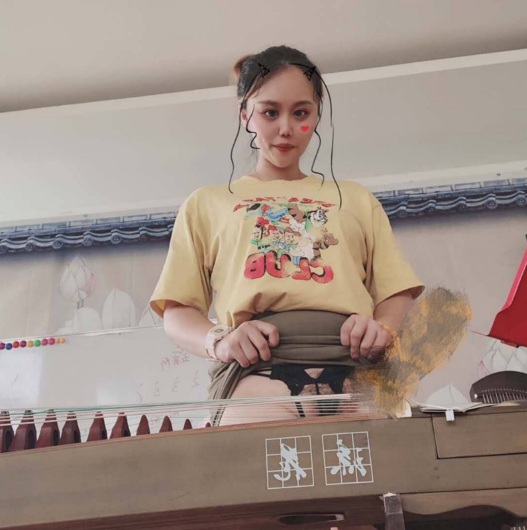 曝光江苏徐州 坦克丑女骚母狗 徐琳 用逼蹭古筝 舌舔拖鞋 一脸沉醉