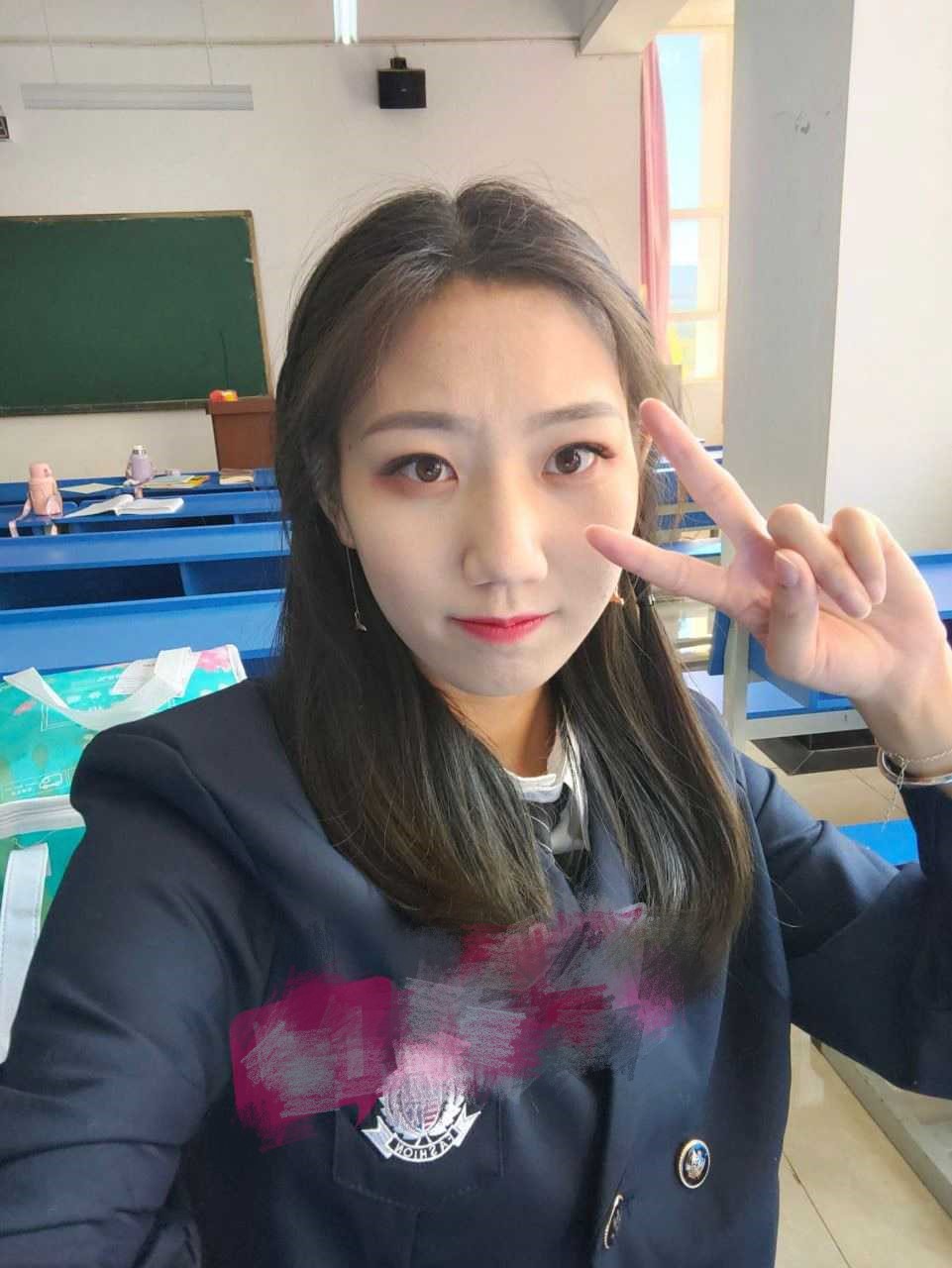 贵州师范大学田学姐～课余时间赚外快 认真吃鸡的样子真迷人呐！