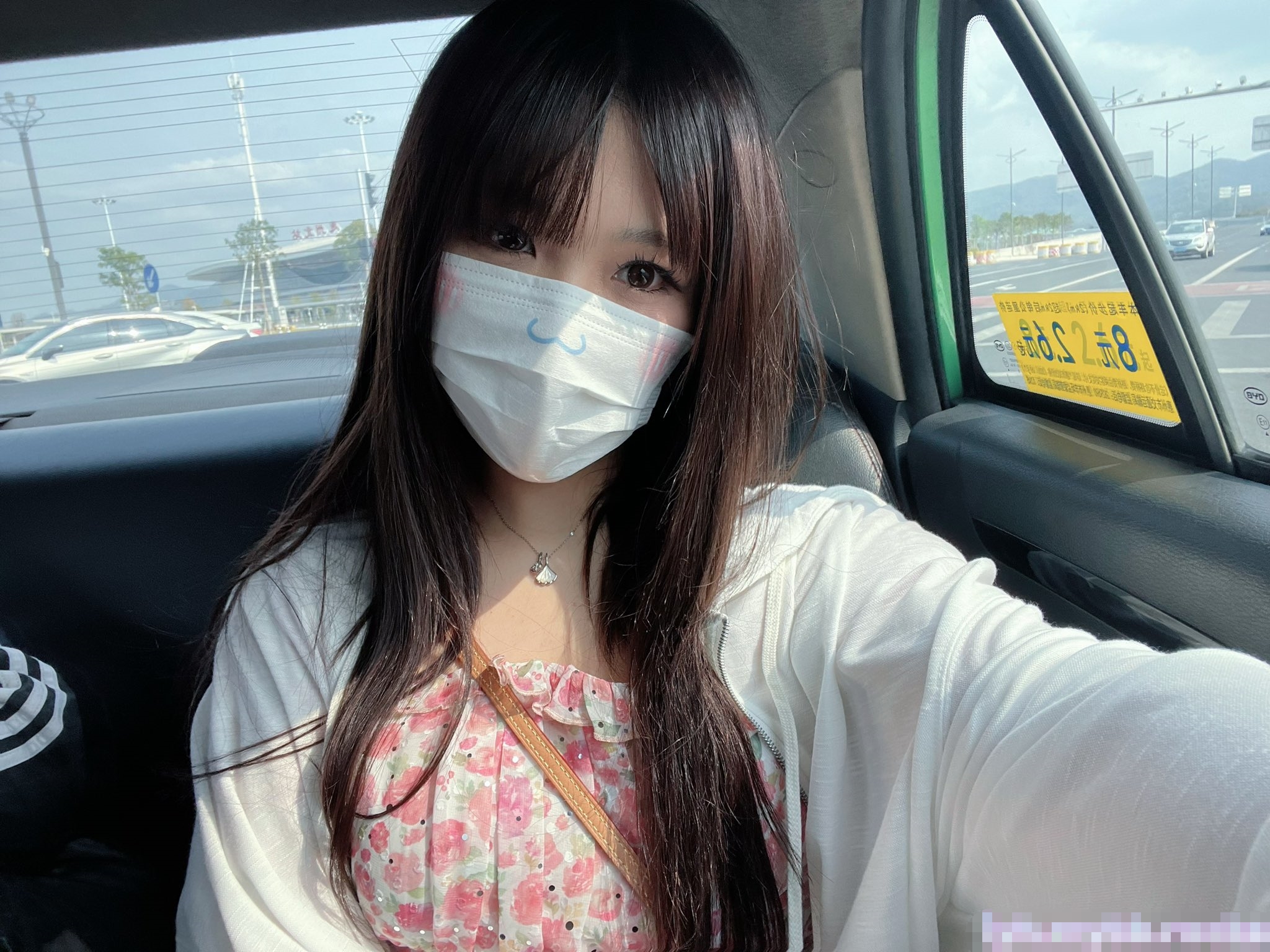 让极品身材的骚妻穿上黑丝加情趣内衣,同时伺候两根大肉棒,却没有一根是我的!不断的撞击她的鲍穴