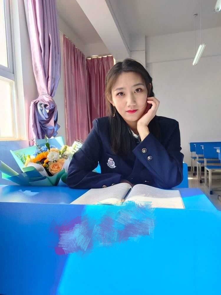 贵州师范大学田学姐～课余时间赚外快 认真吃鸡的样子真迷人呐！