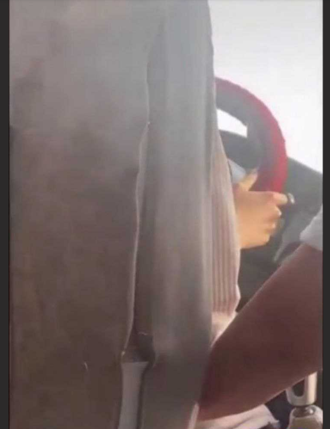 内蒙古呼和浩特一驾校 50多岁的男教练在科三训练时对女学员猥亵长达9分钟 女孩怕挂科不敢反抗