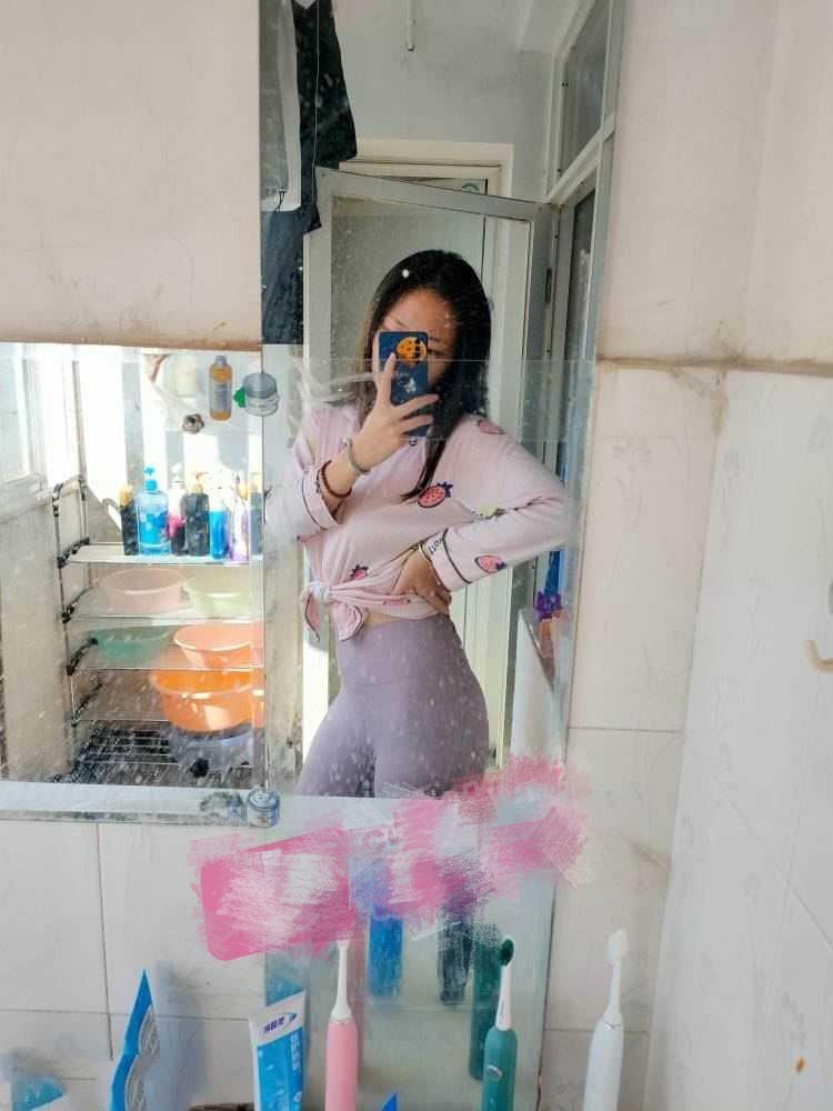 贵州师范大学田学姐～课余时间赚外快 认真吃鸡的样子真迷人呐！