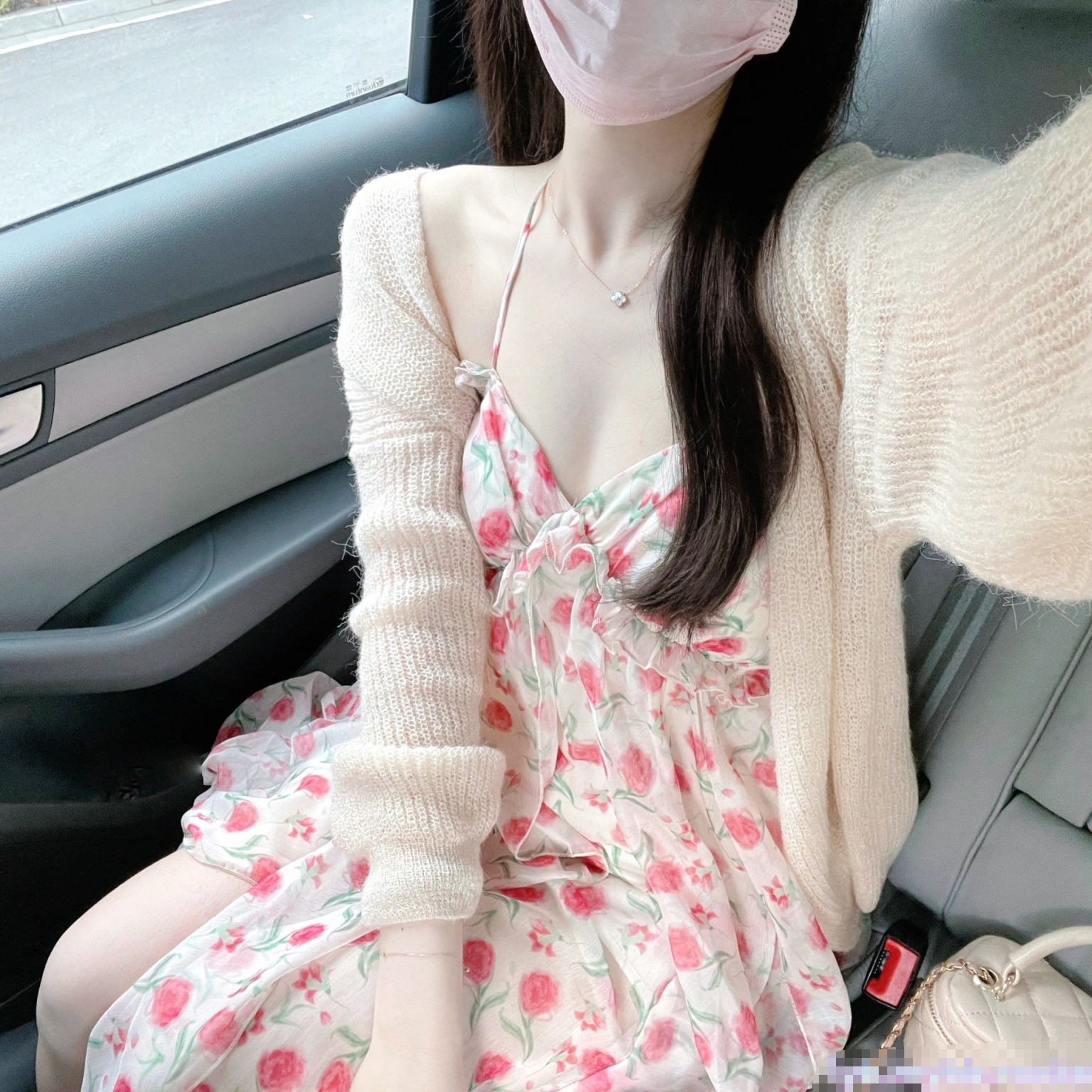 让极品身材的骚妻穿上黑丝加情趣内衣,同时伺候两根大肉棒,却没有一根是我的!不断的撞击她的鲍穴