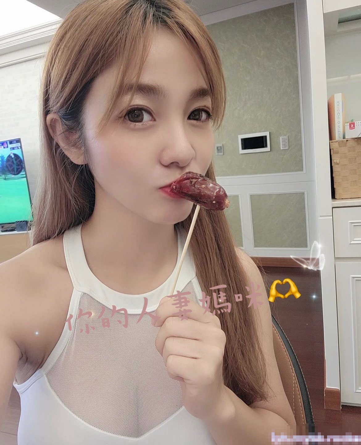 让极品身材的骚妻穿上黑丝加情趣内衣,同时伺候两根大肉棒,却没有一根是我的!不断的撞击她的鲍穴