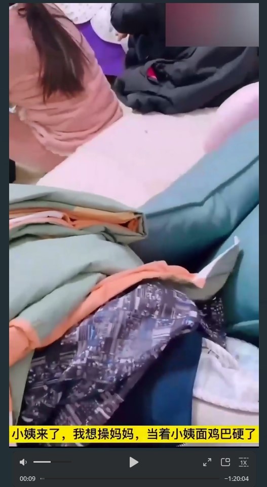 【史上最强母子乱伦】趁老爸在客厅吃饭在房间门口摸妈妈奶子 求你了 快关门 看到了就死定了