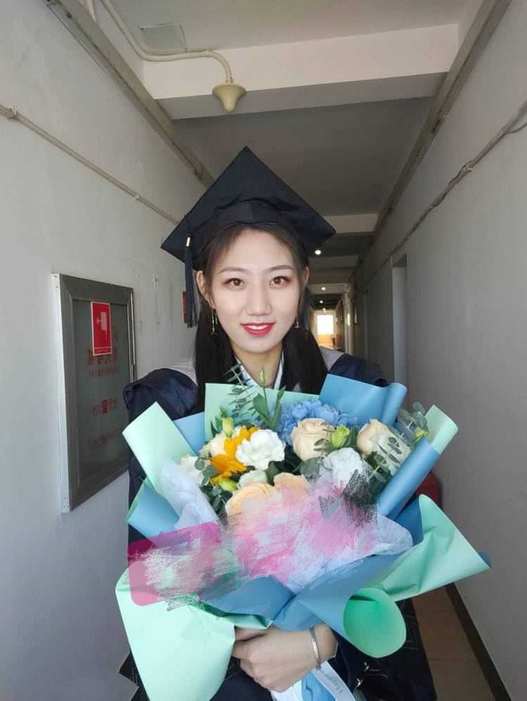 贵州师范大学田学姐～课余时间赚外快 认真吃鸡的样子真迷人呐！