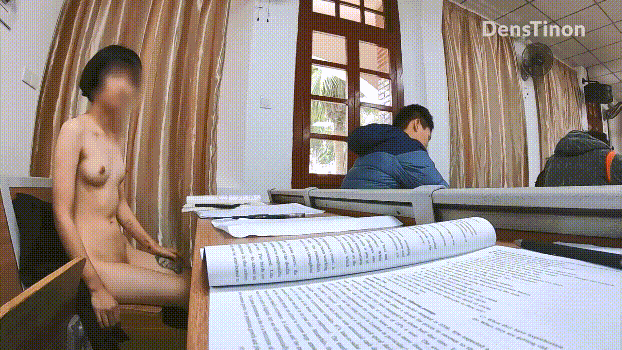 被哥哥强行带去别墅跪在别人家门口露出 时不时的有人开车路过 好害怕别墅主人家突然开门