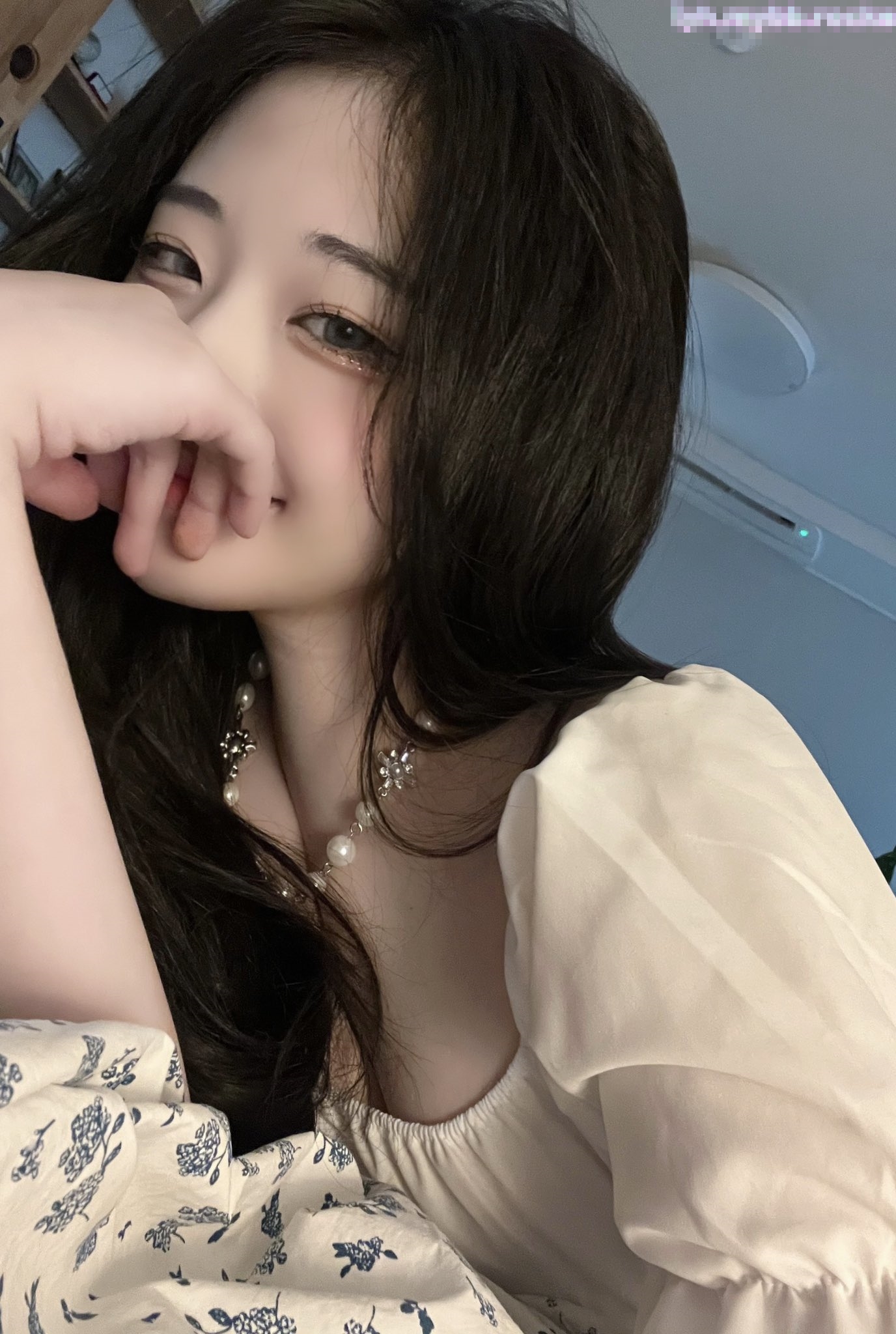 祝你性福··魅黑小骚货，沉迷黑鬼的大屌，露出欢笑的笑容 精盆需要黑人满足，黑鬼經典姿勢，喜歡抱起來操