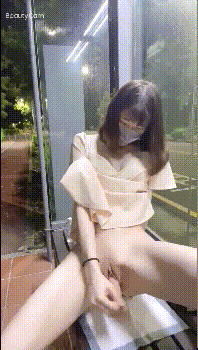 被哥哥强行带去别墅跪在别人家门口露出 时不时的有人开车路过 好害怕别墅主人家突然开门