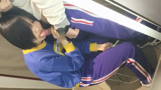 被哥哥强行带去别墅跪在别人家门口露出 时不时的有人开车路过 好害怕别墅主人家突然开门