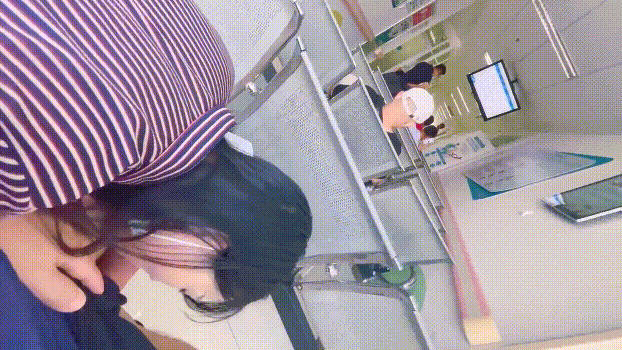 被哥哥强行带去别墅跪在别人家门口露出 时不时的有人开车路过 好害怕别墅主人家突然开门