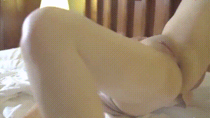 巨乳白虎妹 啊啊 你个变态 不要 双手被束缚 肥嫩粉穴被手抠 道具猛插强制高潮 潮喷不停抽搐