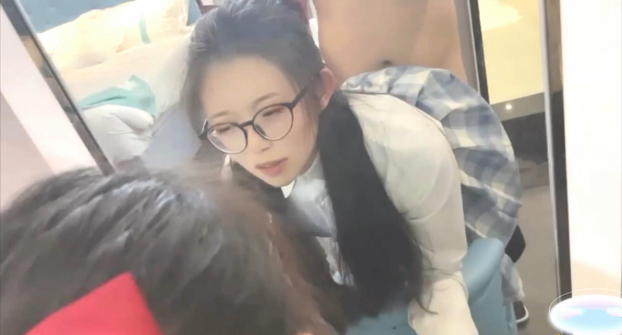 清纯高颜露脸反差嫩妹【思雨】收费精品2部，斯文眼镜学生制服女上全自动床上干到床下 道具