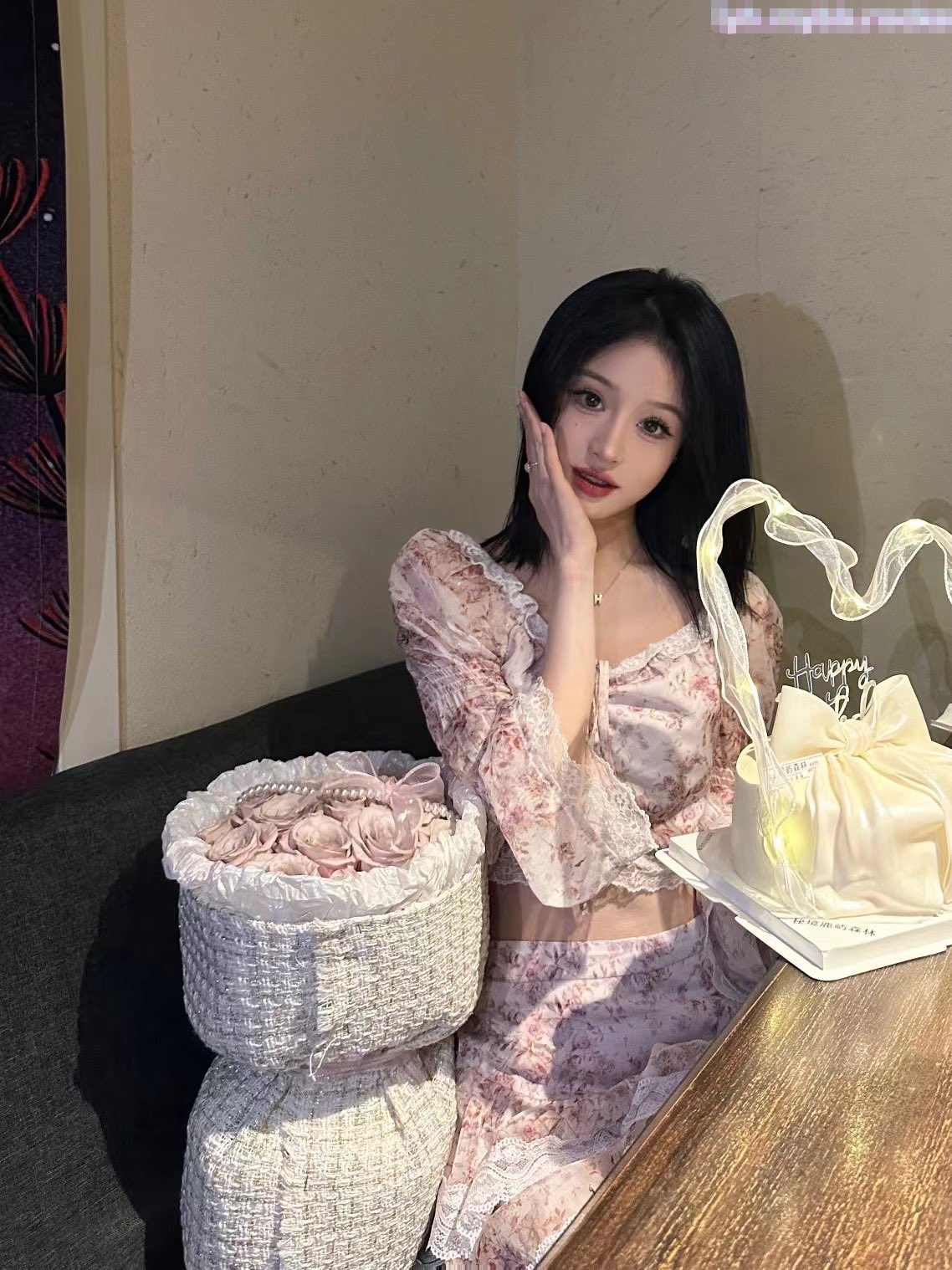 昨天听说了一个闺蜜陪她老公去KTV唱歌的事情 突发奇想的 在老公兄弟不知情的状况下，客串一下公主小妹