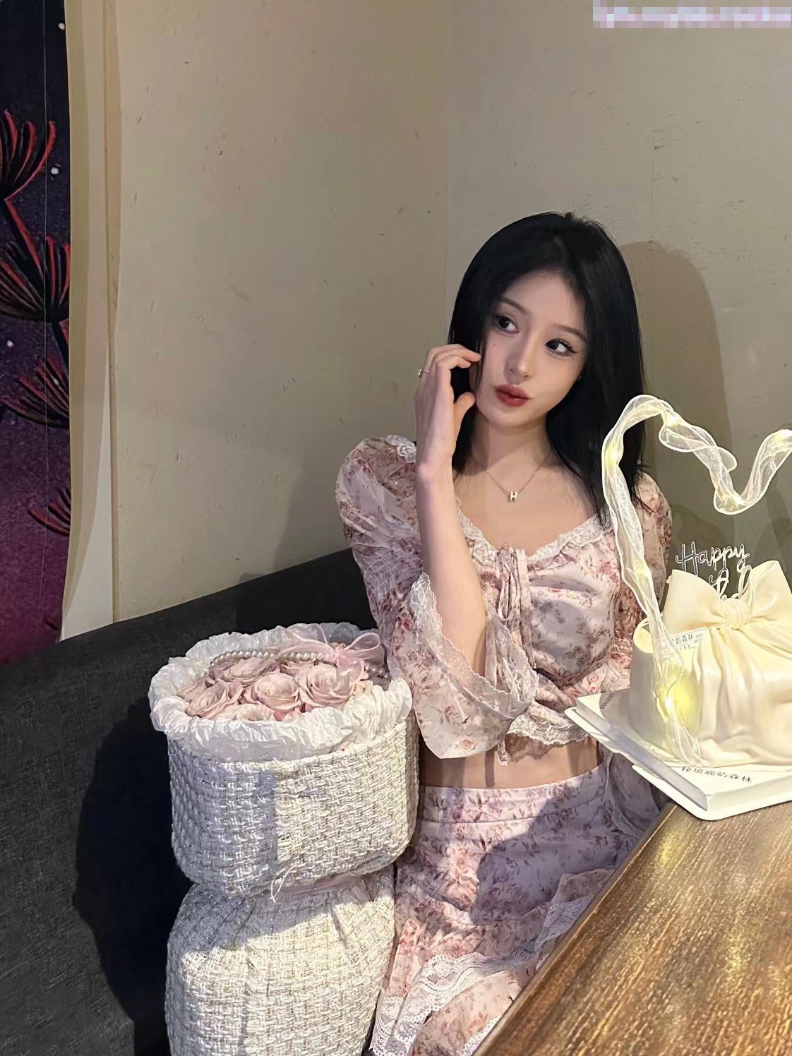 昨天听说了一个闺蜜陪她老公去KTV唱歌的事情 突发奇想的 在老公兄弟不知情的状况下，客串一下公主小妹