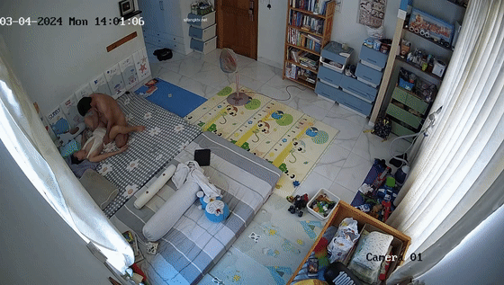 2024-5月新流出黑客破解家庭摄像头偷拍白天把孩子送去幼儿园夫妻肆无忌惮的做爱