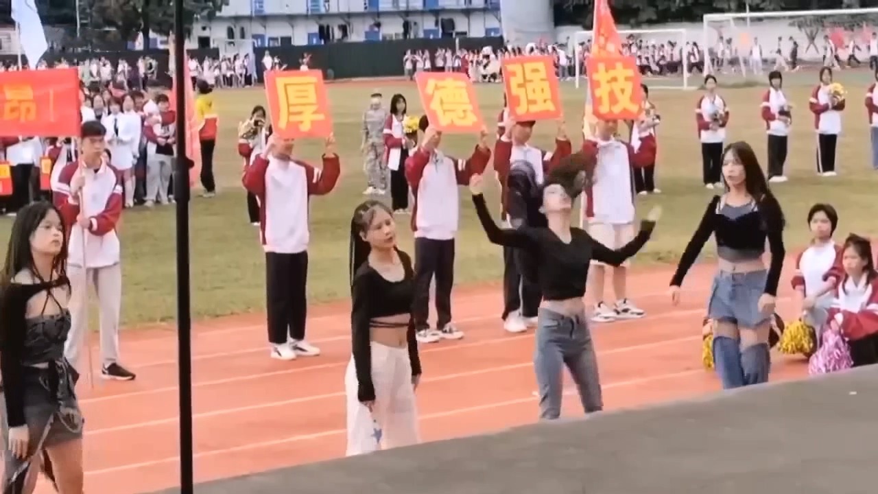 最新吃瓜 河北沧州职业学院女生校运会开幕舞蹈表演 两个奶子甩出来 大饱观众眼福