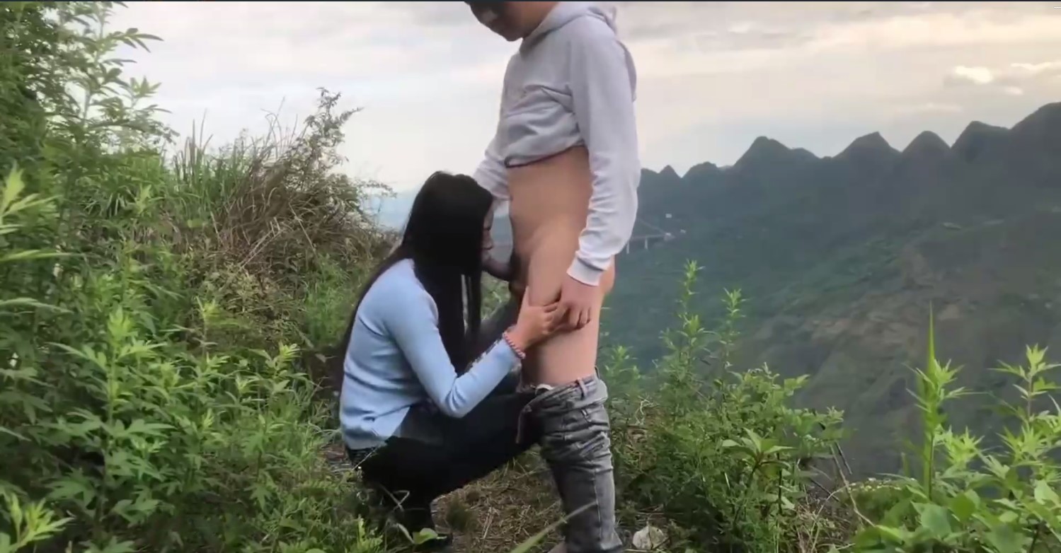 乡村到山上野战偷情约炮寂寞少妇，口交后直接脱裤插入 浓精射到了逼里