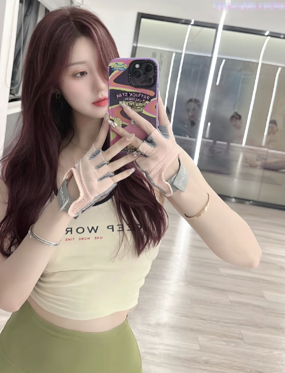 有多少丝袜控 极品女神吊带黑丝被你抱着美腿用力操 小妖精媚眼一直含春的望着你