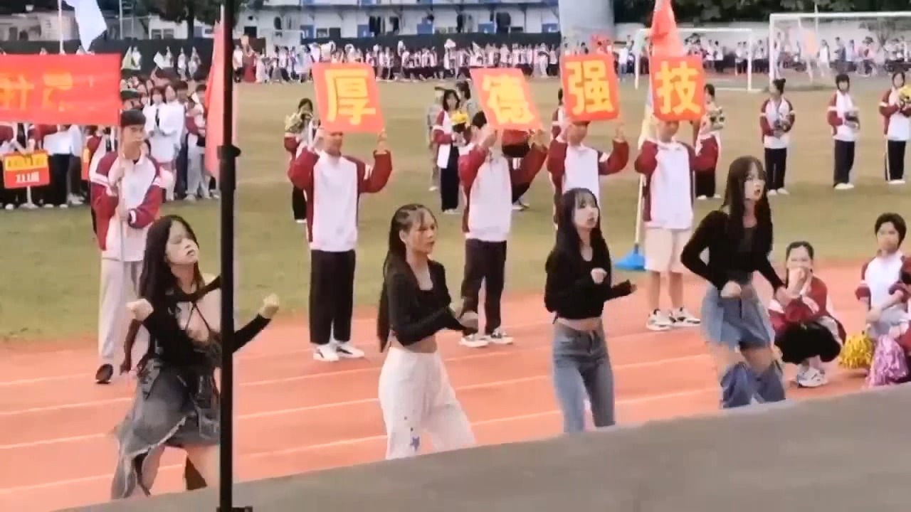 最新吃瓜 河北沧州职业学院女生校运会开幕舞蹈表演 两个奶子甩出来 大饱观众眼福