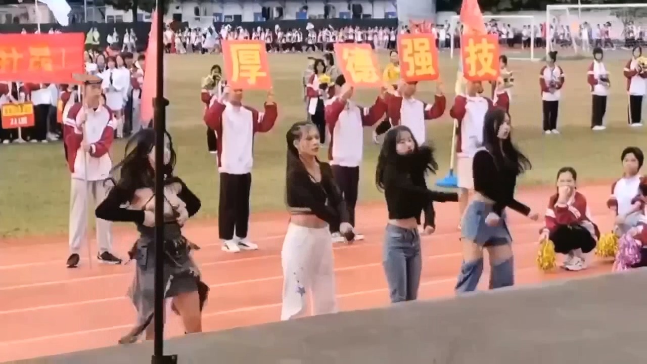 最新吃瓜 河北沧州职业学院女生校运会开幕舞蹈表演 两个奶子甩出来 大饱观众眼福