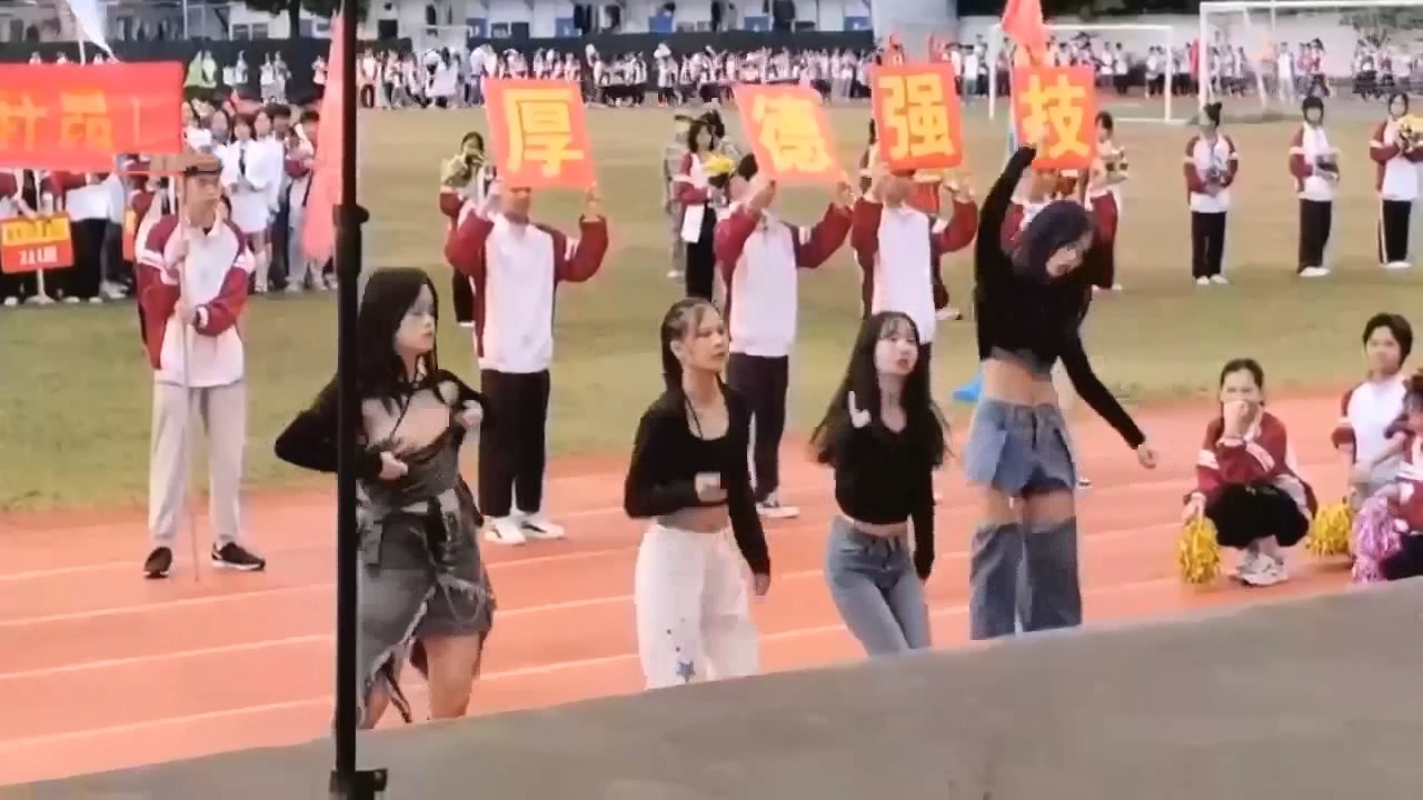 最新吃瓜 河北沧州职业学院女生校运会开幕舞蹈表演 两个奶子甩出来 大饱观众眼福